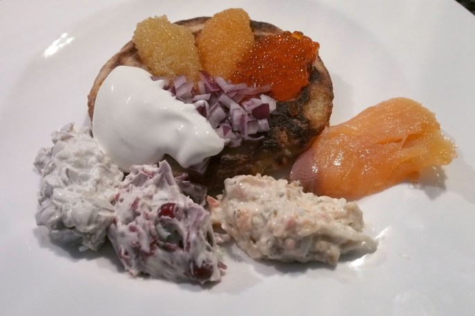 Blini mäti smetana sienisalaatti kylmäsavuporo kylmäasavulohi savulohitahna