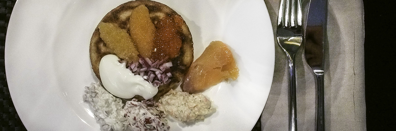 paras Blini hapanjuureen mäti smetana sienisalaatti kylmäsavuporo kylmäasavulohi savulohitahna chablis samppanja shamppanja