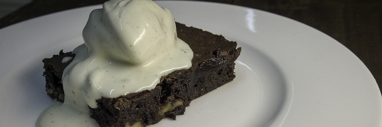 Brownie pekaanipähkinä suklaa vaniljajäätelö suomen jäätelö