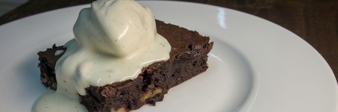 Brownie pekaanipähkinä suklaa vaniljajäätelö suomen jäätelö