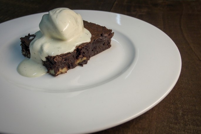 Brownie pekaanipähkinä suklaa vaniljajäätelö suomen jäätelö