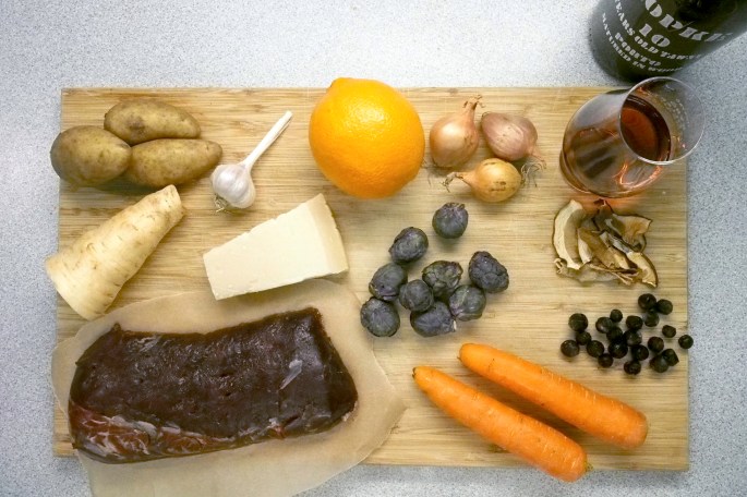 Poron ulkofilettä, puikulapalsternakkasose, portviinikastike ja paahdettuja punaisia ruusukaaleja