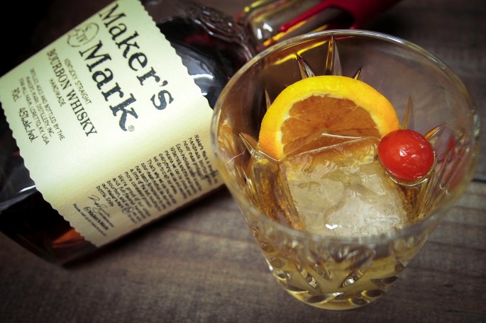 old fashioned cocktail drinkki maker's mark bourbon angostura bitters