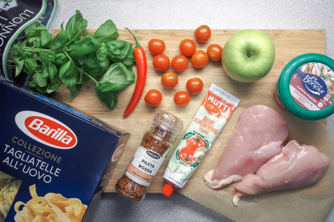 Omena kanapasta Creme Bonjour Cuisine Crème Fraiche Valkosipuli & Yrtit Santa Maria Pasta Rossa Mutti Barilla helppo nopea pasta