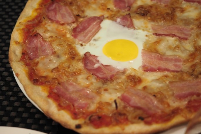 pizza pohja hapanjuuri juuri juureen itse tehty pitsa pepperoni pekoni parmankinkku prosciutto rucola kylmäsavulohi valkoinen pizza bianco