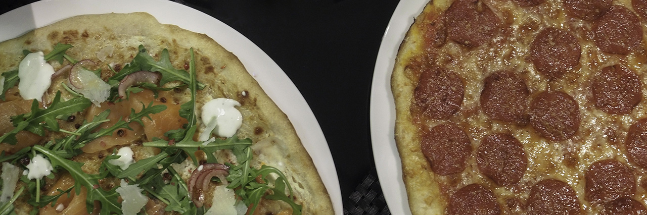 pizza pohja hapanjuuri juuri juureen itse tehty pitsa pepperoni pekoni parmankinkku prosciutto rucola kylmäsavulohi valkoinen pizza bianco