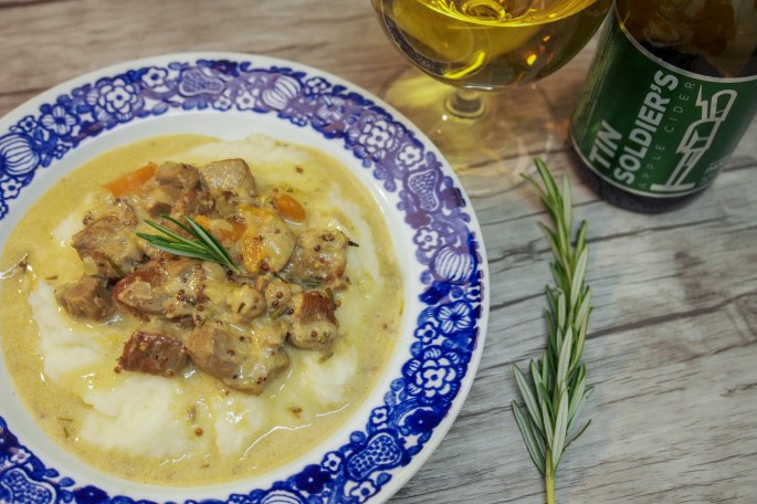 Siideri siiderinen possu pata kassler Suomenlinnan panimo Tin Solider's rosmariini haudutettu