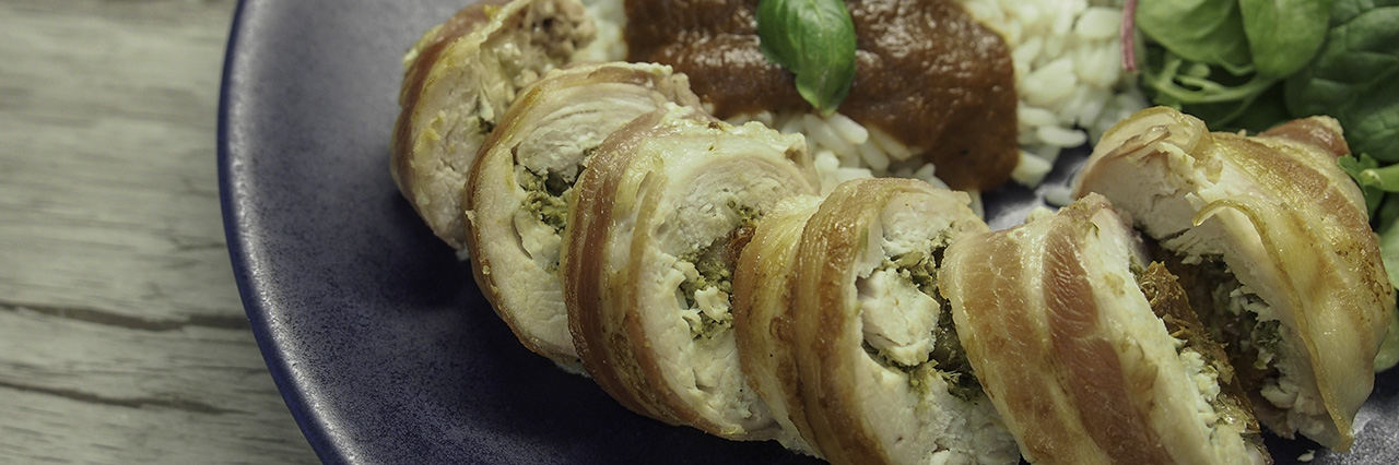 Kana broileri pekoniin kääritty täytetty pesto mozzarella aurinkokuivattutomaatti