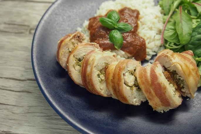 Kana broileri pekoniin kääritty täytetty pesto mozzarella aurinkokuivattutomaatti