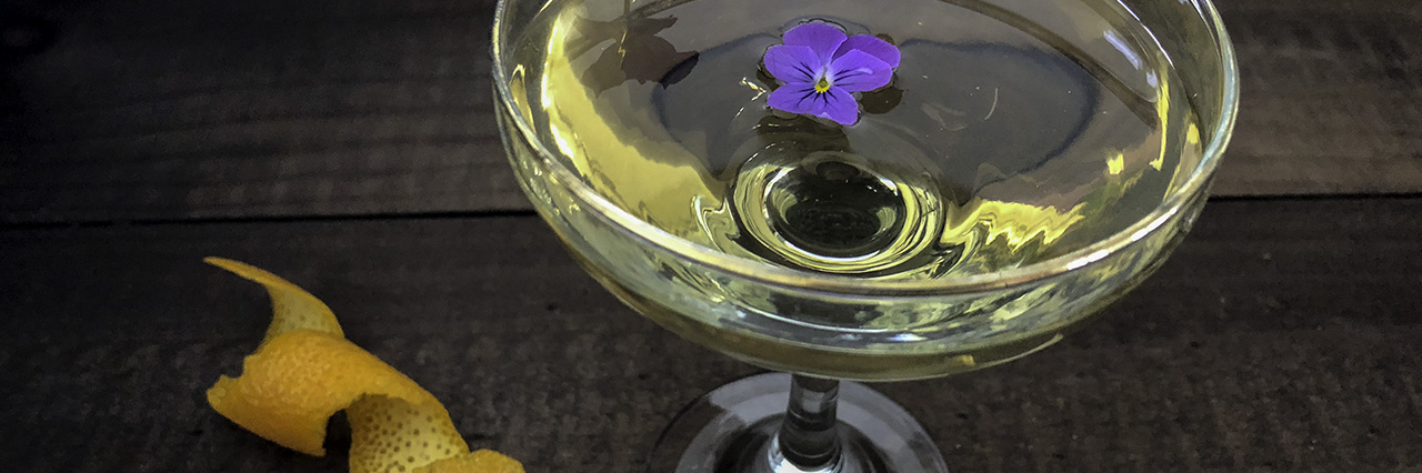 St Germain Bacardi Carta Blanca syötävä orvokki cocktail drinkki etikka vaalea balsamico pickle