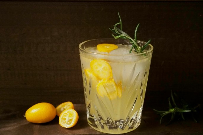Kumkvatti cocktail drinkki gin gini rosmariini st Germain seljankukkalikööri