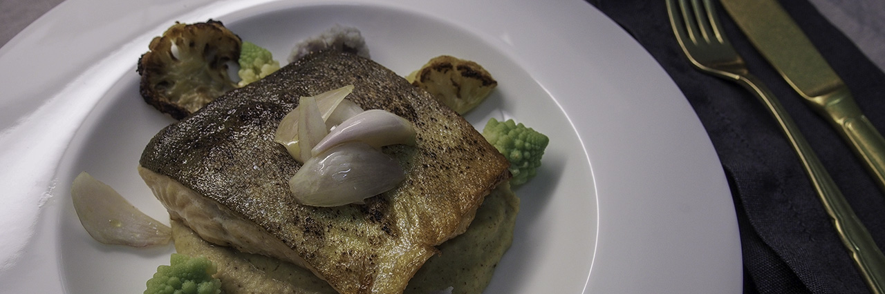 Nieriä kukkakaali paahdettu pyree romesco marinoitu salotti sipuli