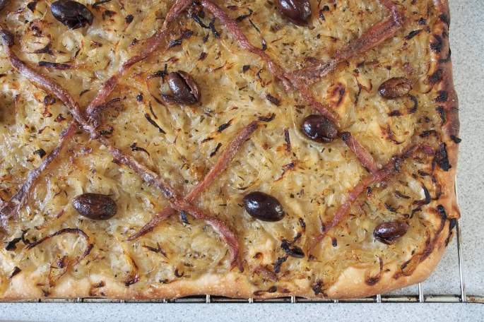 Sipuli anjovis sardelli oliivi nizza piiras pizza hapanjuuri juureen