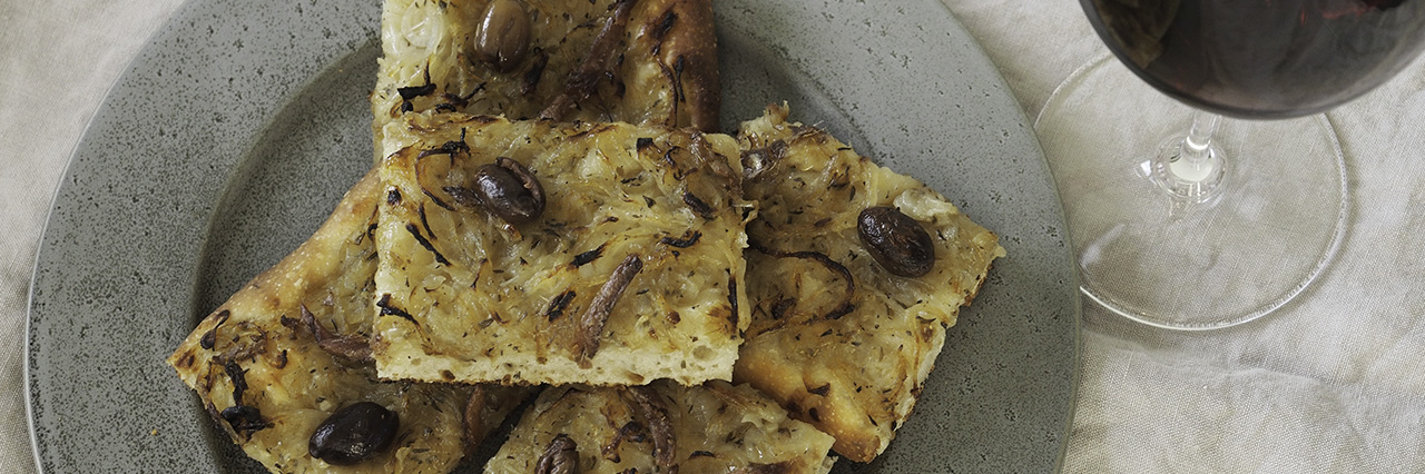 Sipuli anjovis sardelli oliivi nizza piiras pizza hapanjuuri juureen