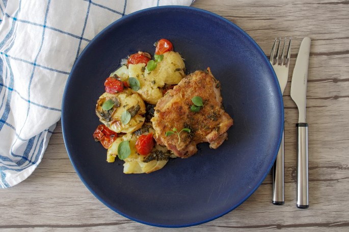 Oregano broileri uusi peruna tomaatti uunissa