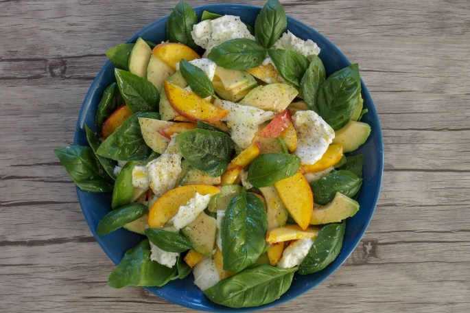 persikka avokado mozzarella basilika salaatti paraguayo litteä persikka balsamico caprese