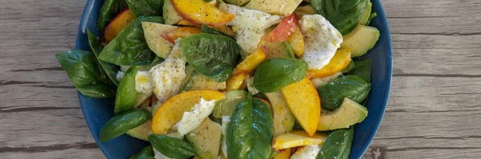 persikka avokado mozzarella basilika salaatti paraguayo litteä persikka balsamico caprese