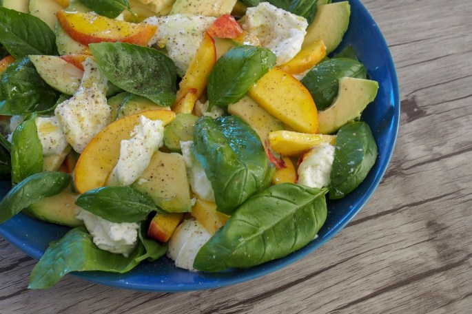persikka avokado mozzarella basilika salaatti paraguayo litteä persikka balsamico caprese