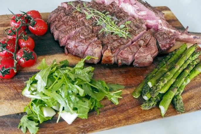 Tomahawk pihvi sous vide grillattu tomaatti parsa rucola salaatti