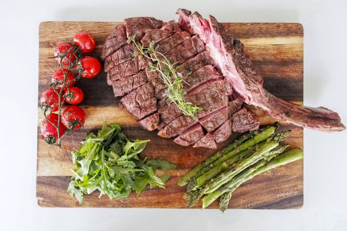 Tomahawk pihvi sous vide grillattu tomaatti parsa rucola salaatti