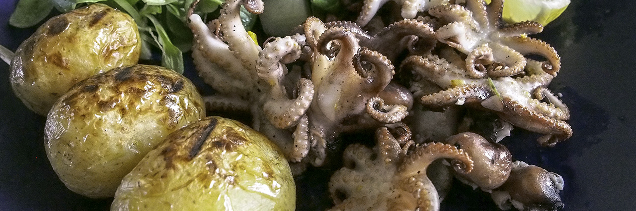 Mustekala pieni grilli grillattu uusi peruna