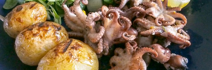 Mustekala pieni grilli grillattu uusi peruna