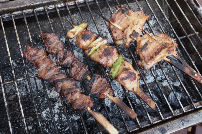 Yaki tori yakitori japanilaiset kana vartaat grillissä kanan sydän siipi wings marinadi