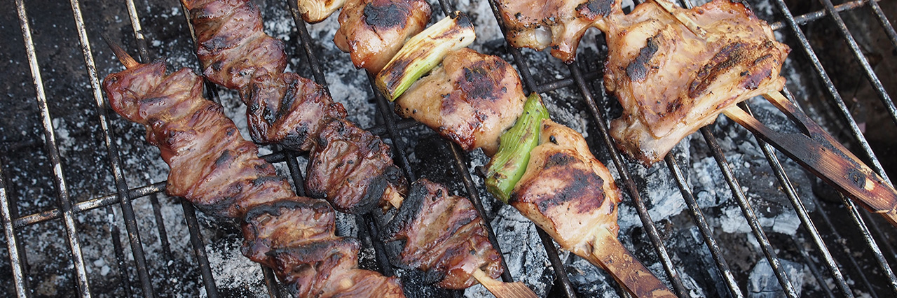 Yaki tori yakitori japanilaiset kana vartaat grillissä kanan sydän siipi wings marinadi