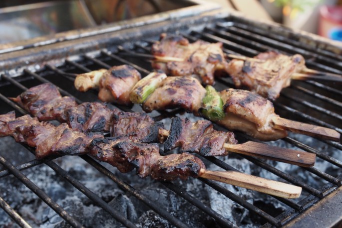 Yaki tori yakitori japanilaiset kana vartaat grillissä kanan sydän siipi wings marinadi