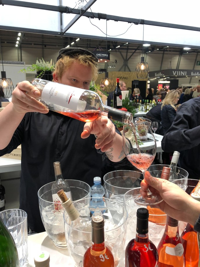 Viini ja Ruoka 2018 messut messukeskus viini vinkki lasiin punaviini puna viini